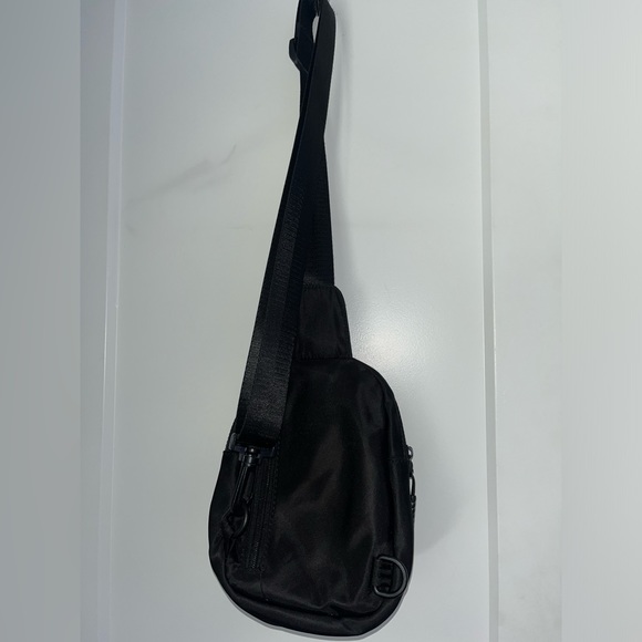 Nike Black Crossbody Bag: Stylish and Practical Accessory - Picture 4 of 7